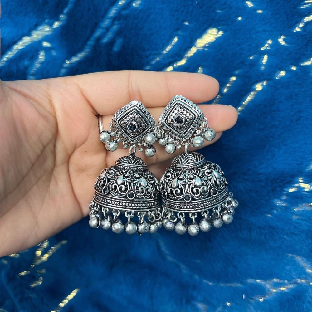 Oversized jhumki